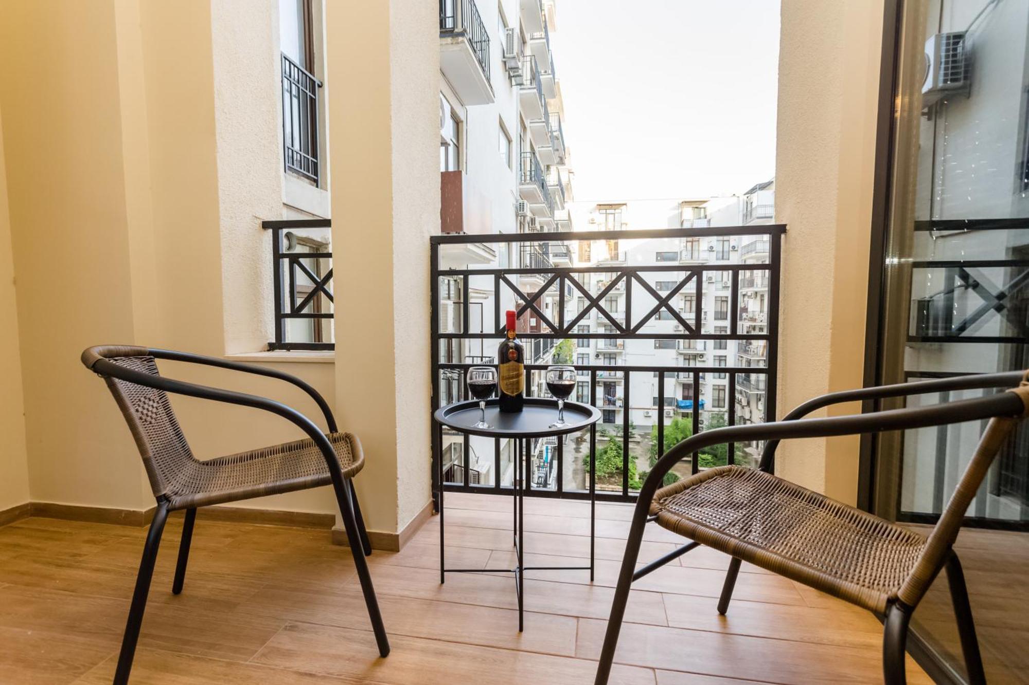 Two Bedroom Apartment In The City Center Тбилиси Экстерьер фото