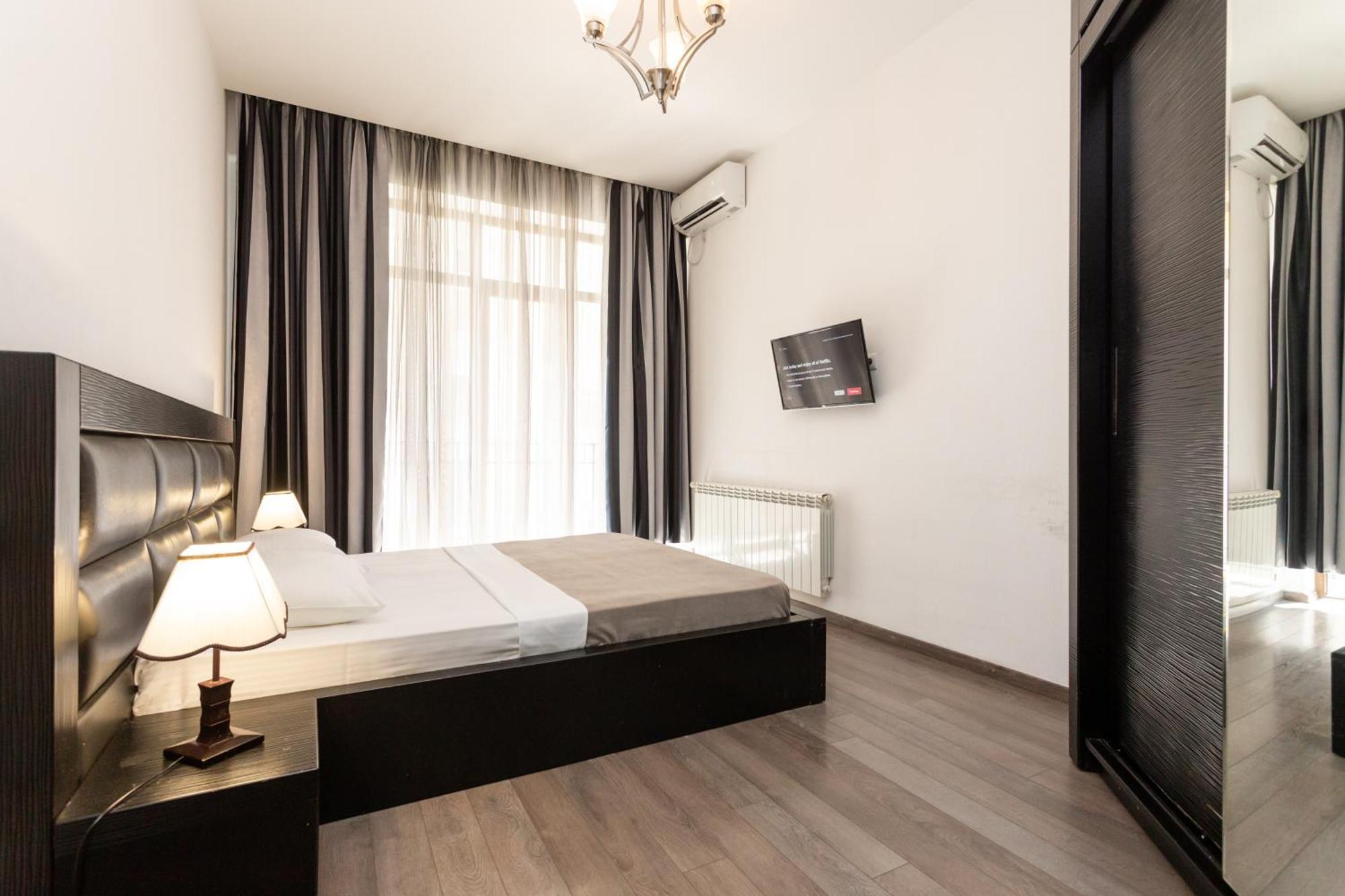 Two Bedroom Apartment In The City Center Тбилиси Экстерьер фото